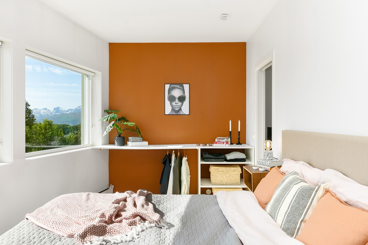 Inngang til walk-in closet fra soverom