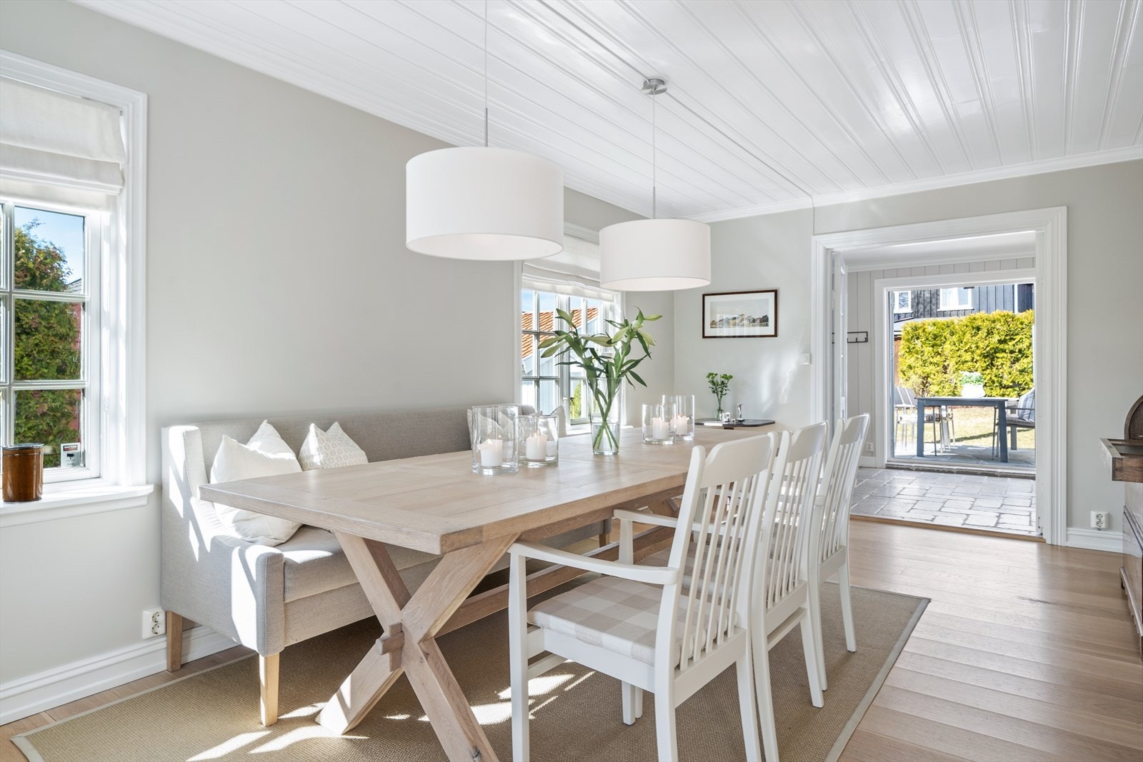 Meget god plass til stor spiseplass - hit kan det inviteres gjester! Galleribilde