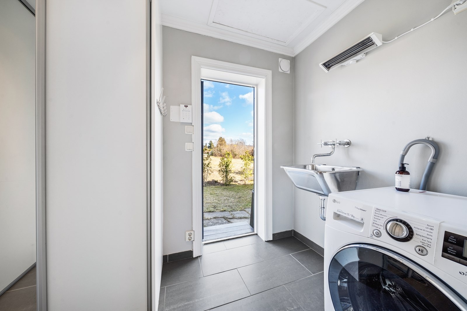 Praktisk vaskerom med egen inngang. Varme i gulv og opplegg for vaskemaskin. Galleribilde