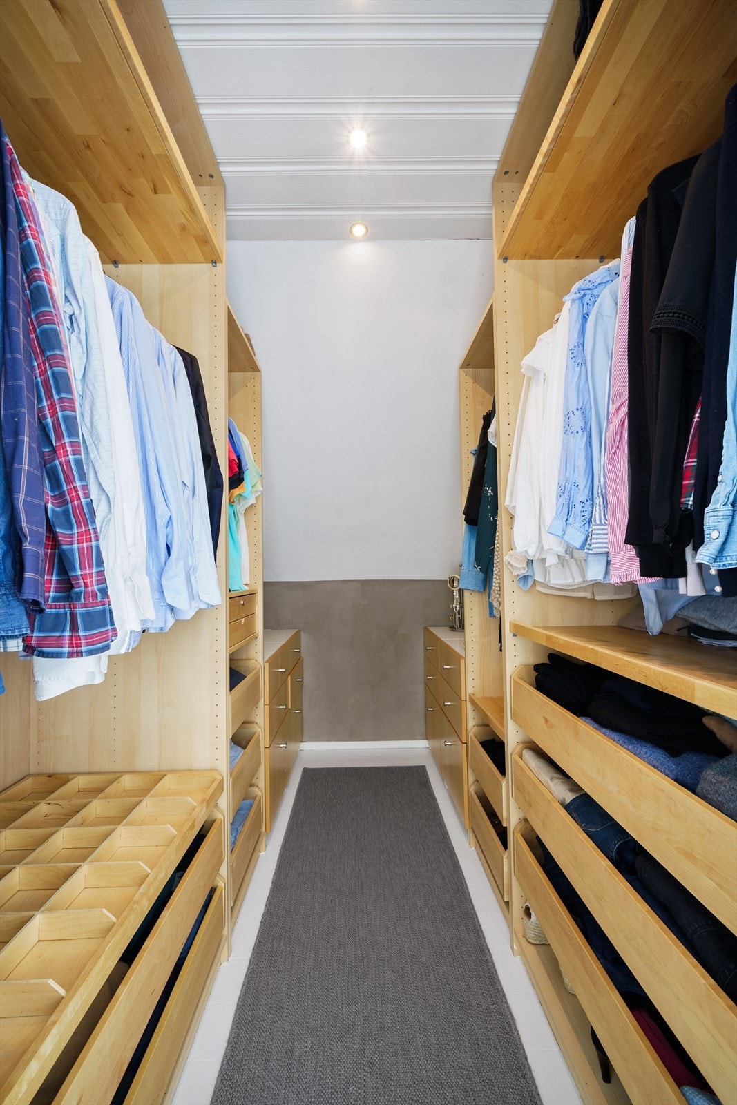 Omkledningsrom/walk-in-closet på hovedsoverom. Innredningen er 2,5 + 2,5 meter Galleribilde