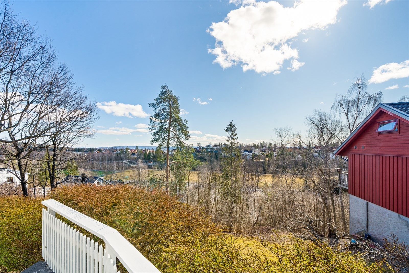 Fra terrasse med sydvestlig retning og utgang fra stuen. Hyggelig utsyn over nærområde Galleribilde