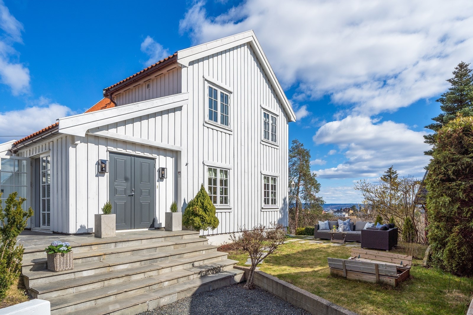 Klassisk villa nydelig omkranset av flotte grøntarealer, terrasser og sitteplass Galleribilde