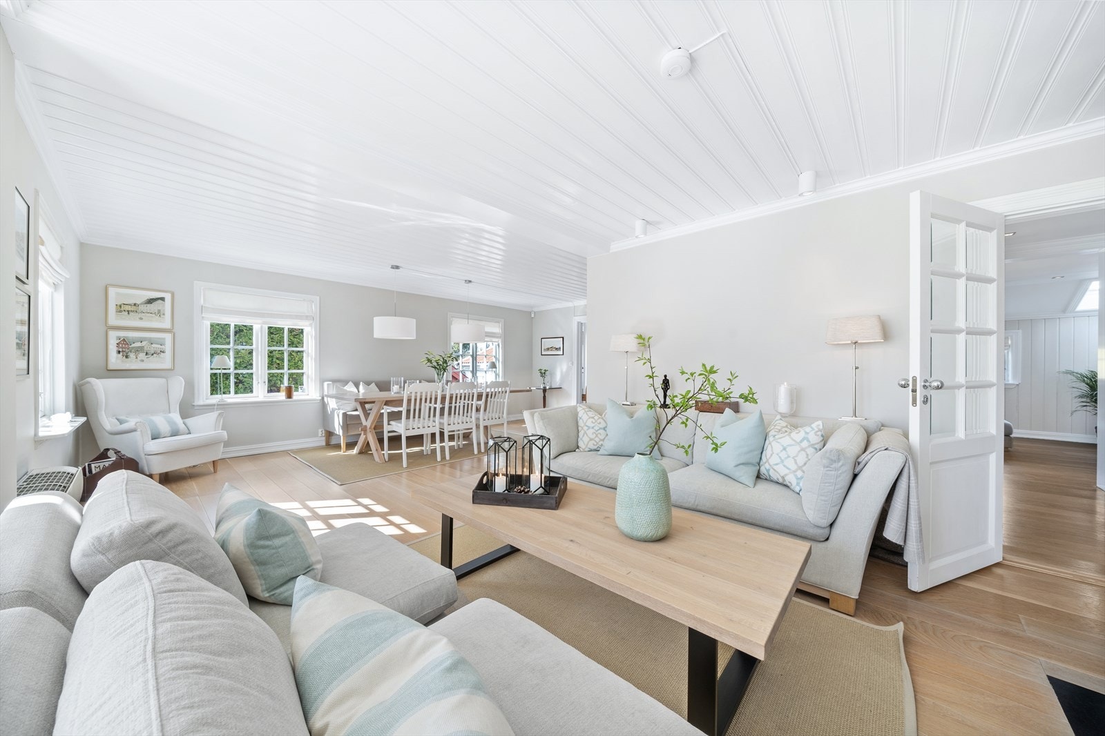 Stor stue med naturlig tildelt spiseseksjon og lounge-seksjon Galleribilde