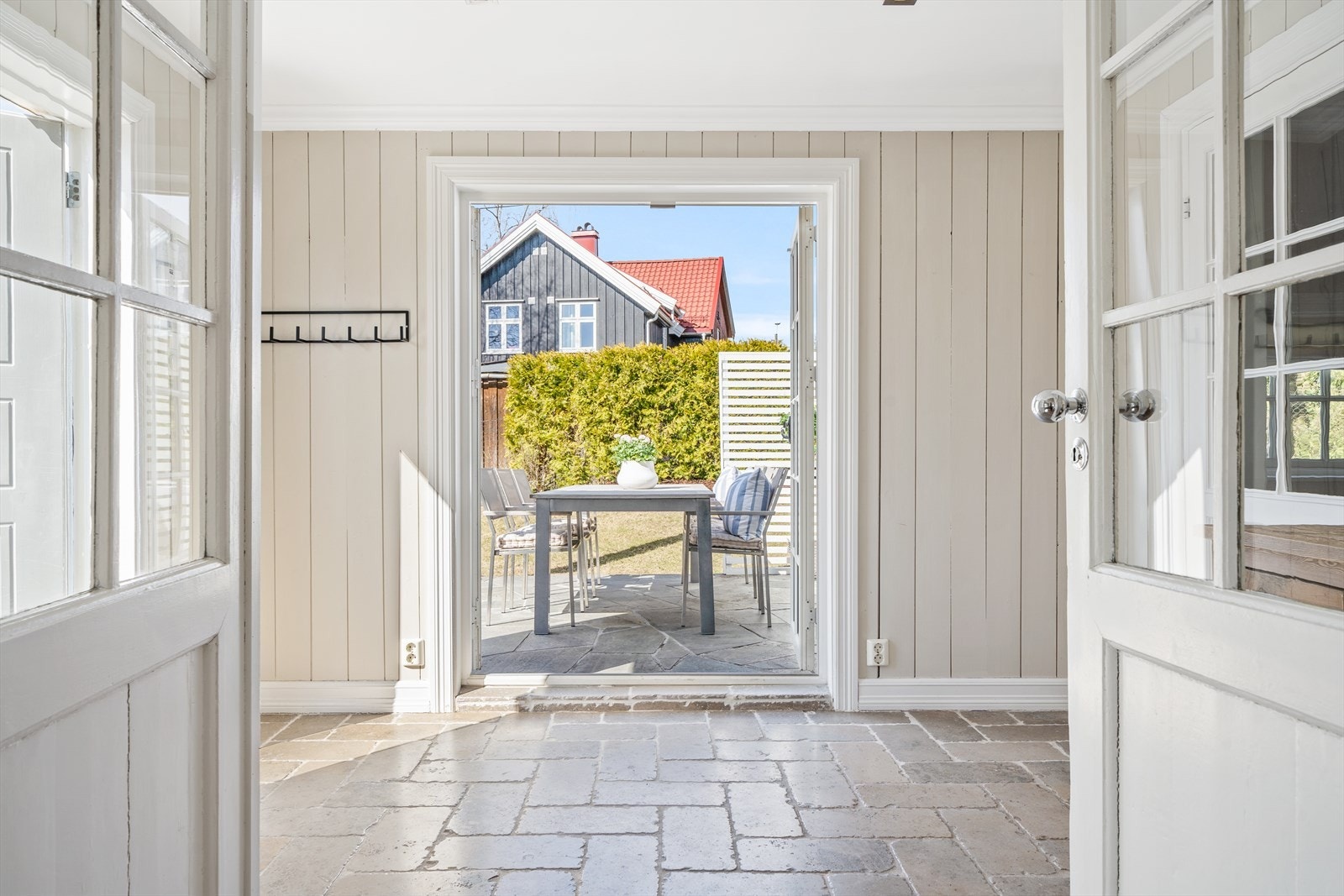 Fra entréen er det utgang til husets markterrasse Galleribilde