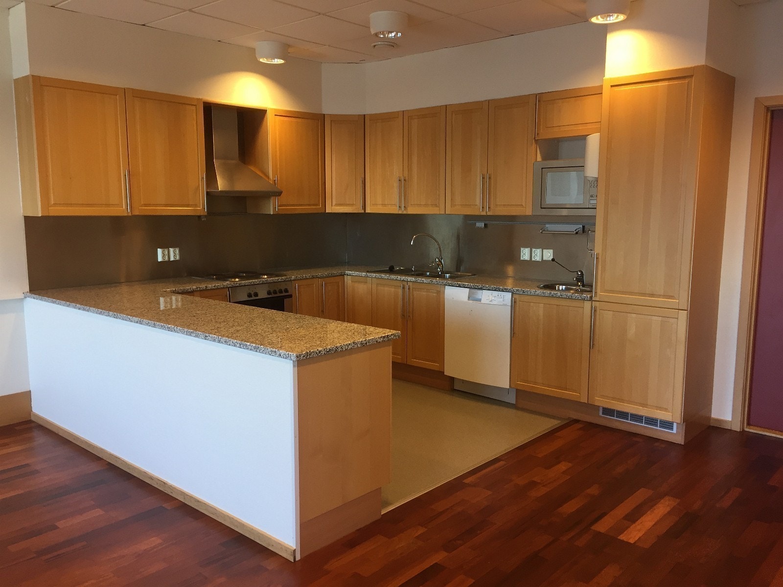 3. etg. Spiserom med stort godt kjøkken Galleribilde