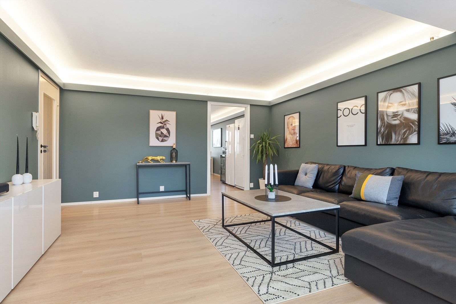 Mellom stue og kjøkken er det skyvedør Galleribilde