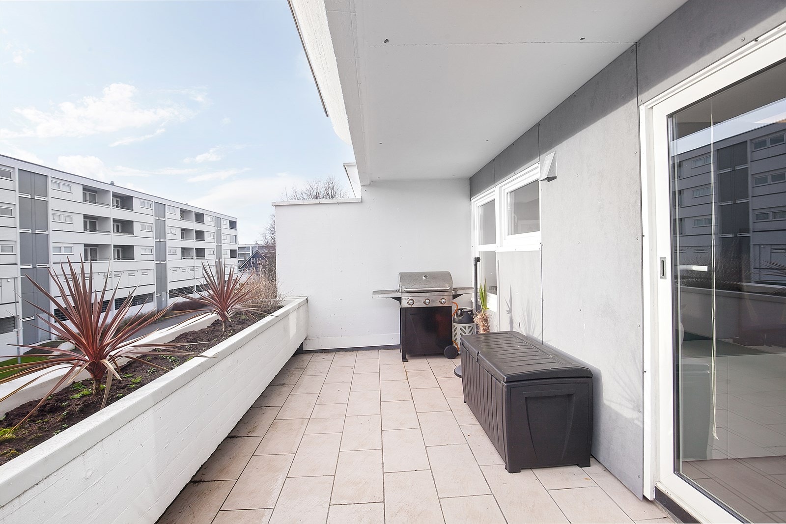 Stor og meget solrik terrasse vendt mot sør Galleribilde