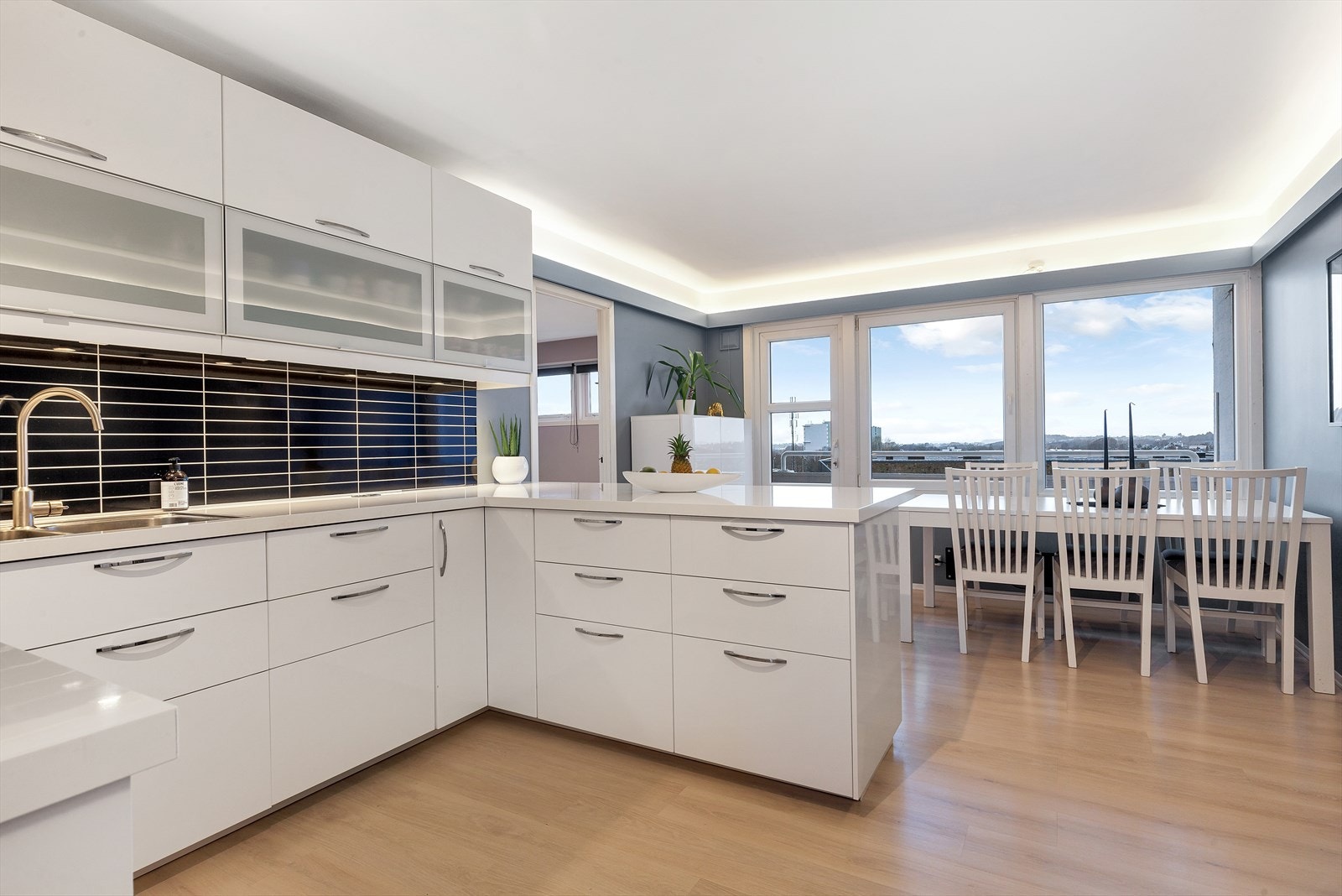 Notar v/Lillian Tunge har gleden av å presentere Tennisveien 25! Galleribilde