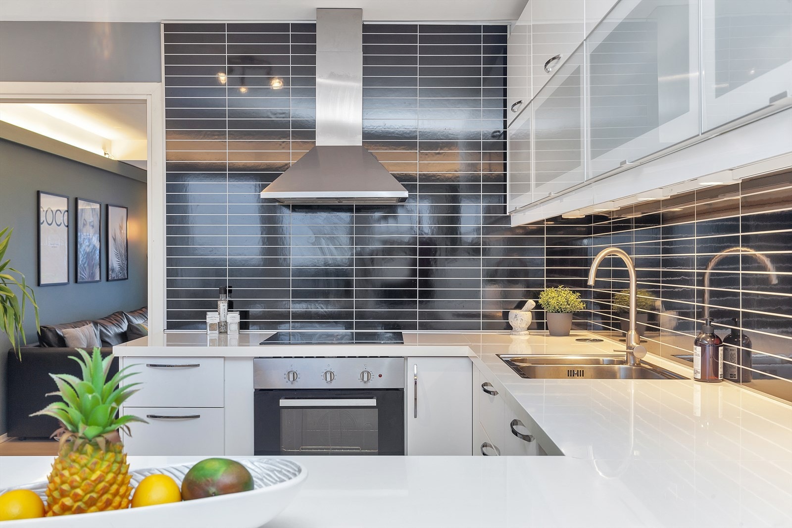 Kjøkkenet har integrerte hvitevarer som medfølger salget Galleribilde