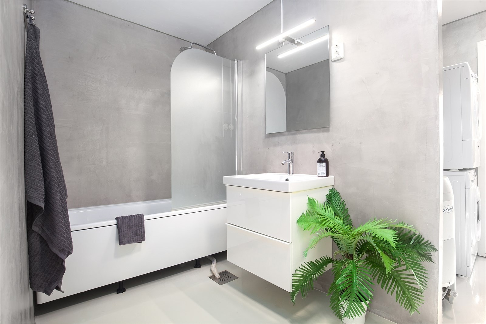 Badet har varmekabler i gulv og eget område for vaskemaskin/tørketrommel Galleribilde