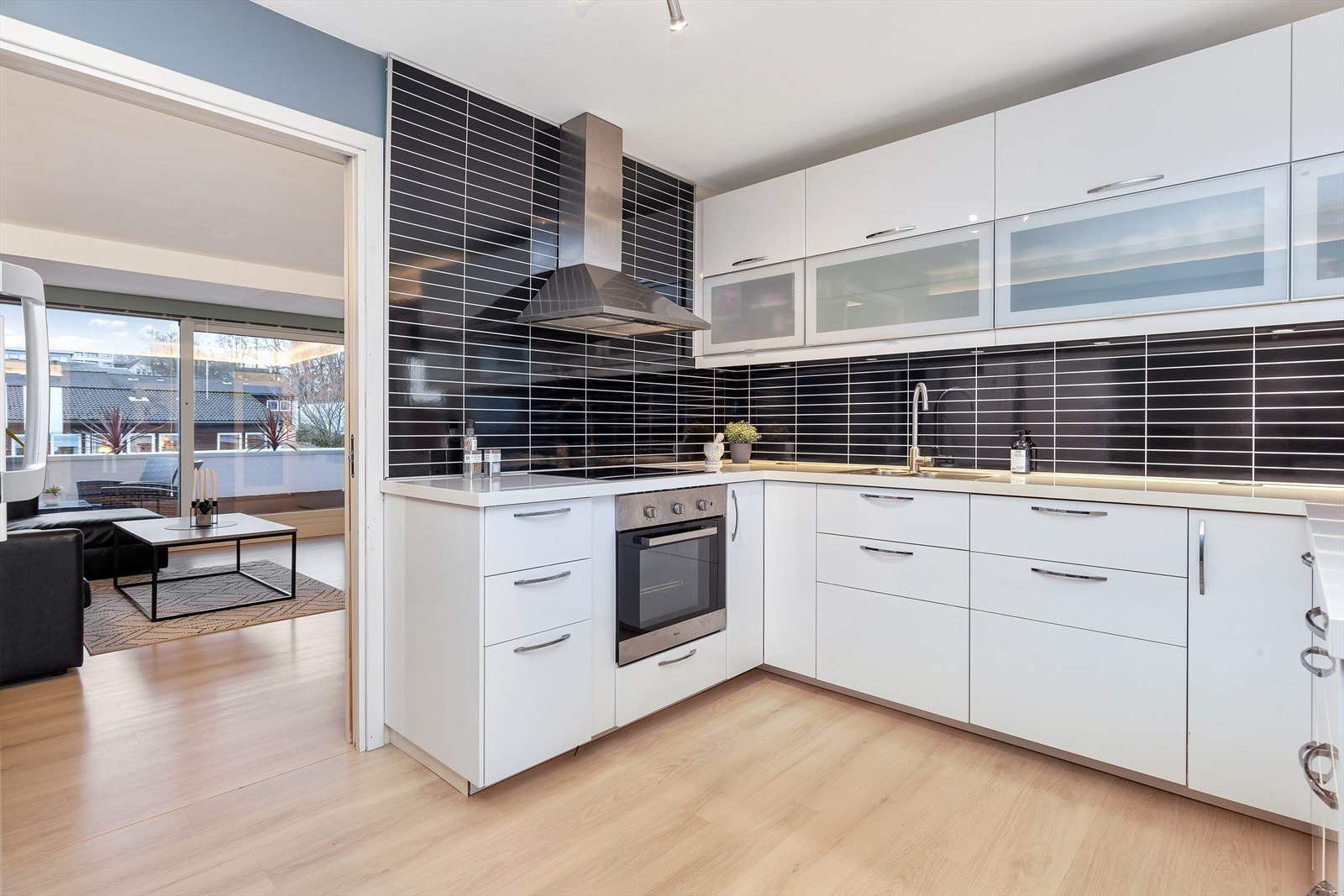 Romslig kjøkken med god skap- og benkeplass, samt plass til stort spisebord Galleribilde