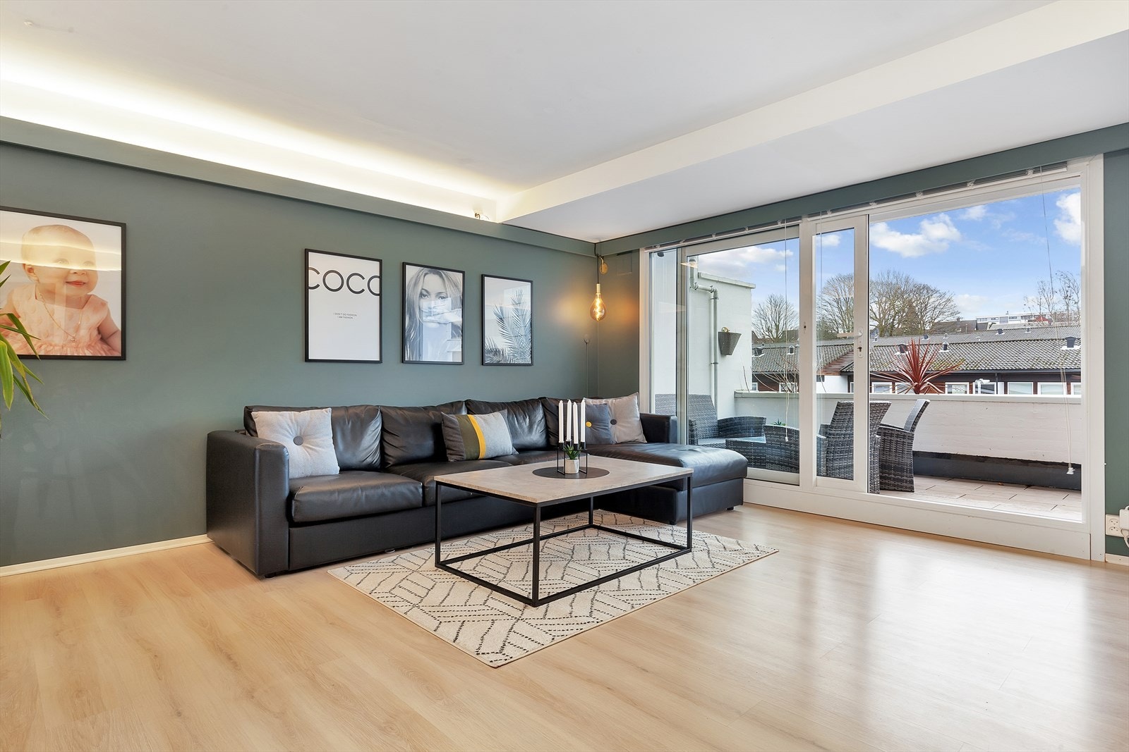 Vegger i stue, kjøkken og gang ble helsparklet og malt i 2019 Galleribilde