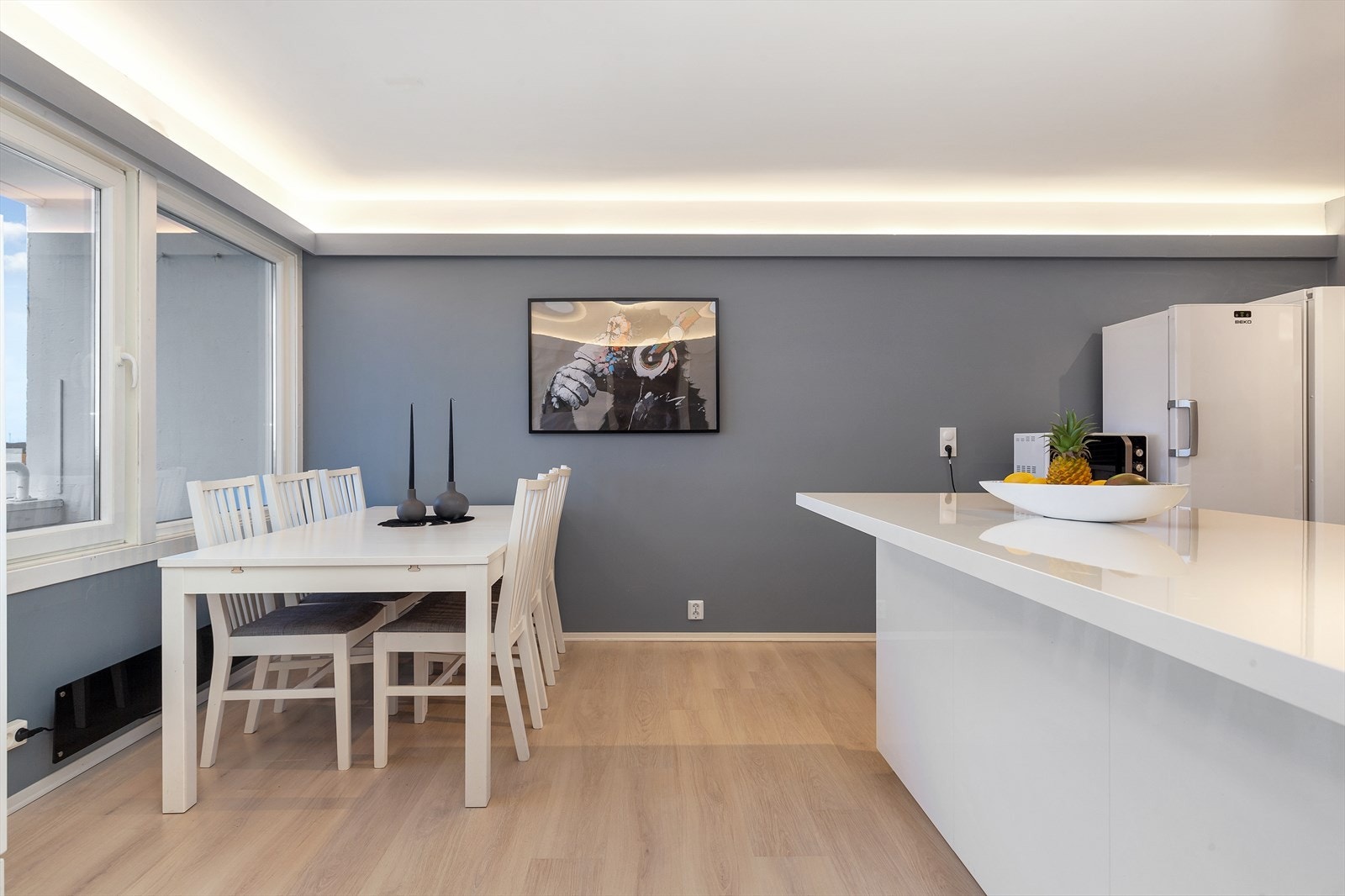 Kjøkken har en praktisk halvøy med barløsning Galleribilde