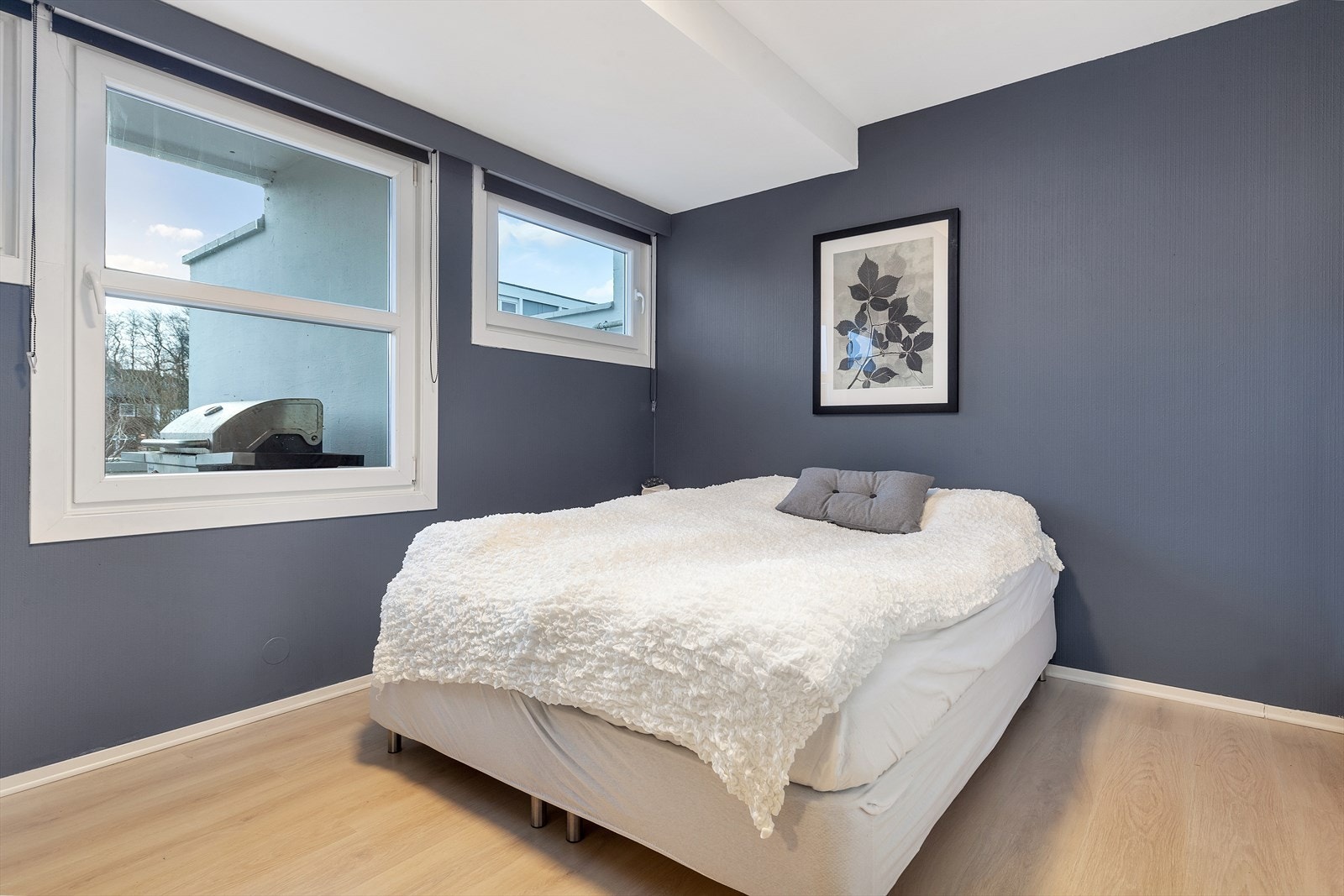 Hovedsoverom - romslig med god plass til stor seng og garderobeskap Galleribilde