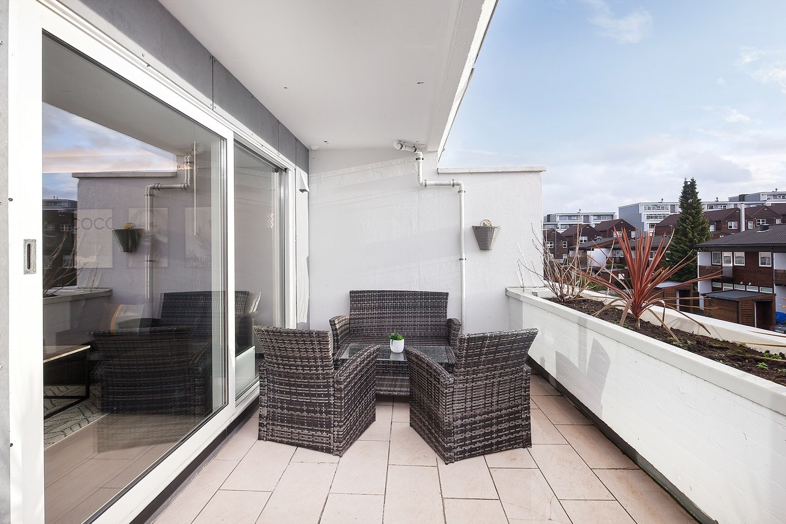 Terrassen har en herlig åpen utsikt mot nabolaget Galleribilde