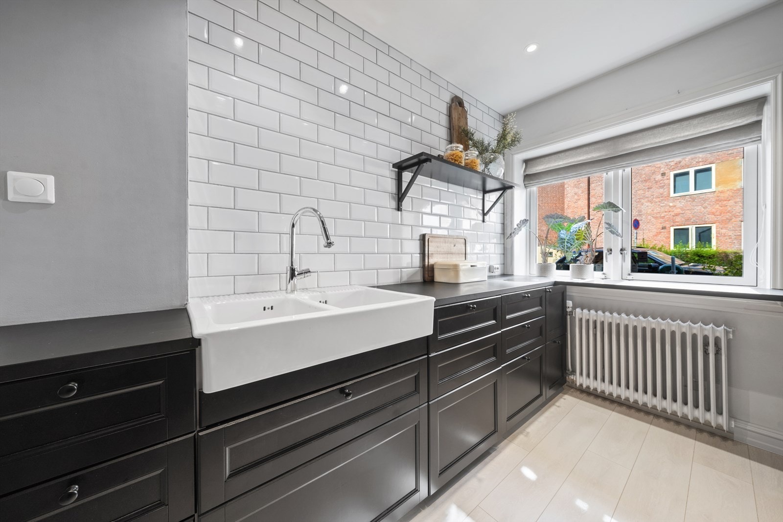 Rikelig med skap og benkeplass på kjøkkenet, og delikate fliser over benkeplate Galleribilde