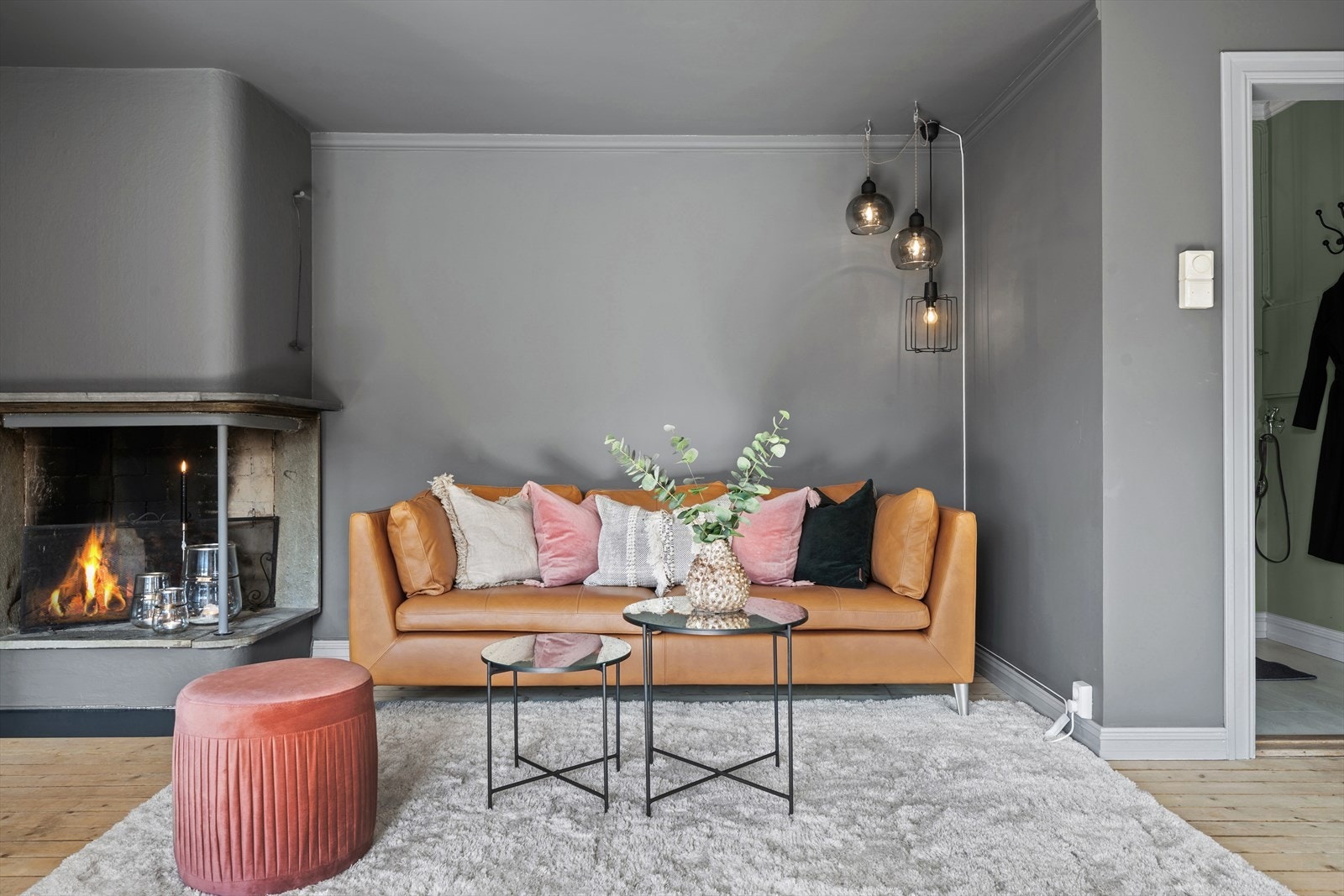 Det er etablert fjernvarme i gården med termostatstyrte radiatorer i de fleste rom Galleribilde