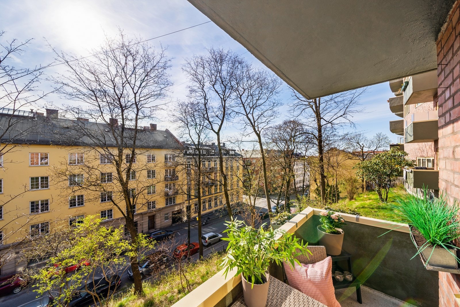 Trafikkstille gate og hyggelig utsyn over nærområdet Galleribilde