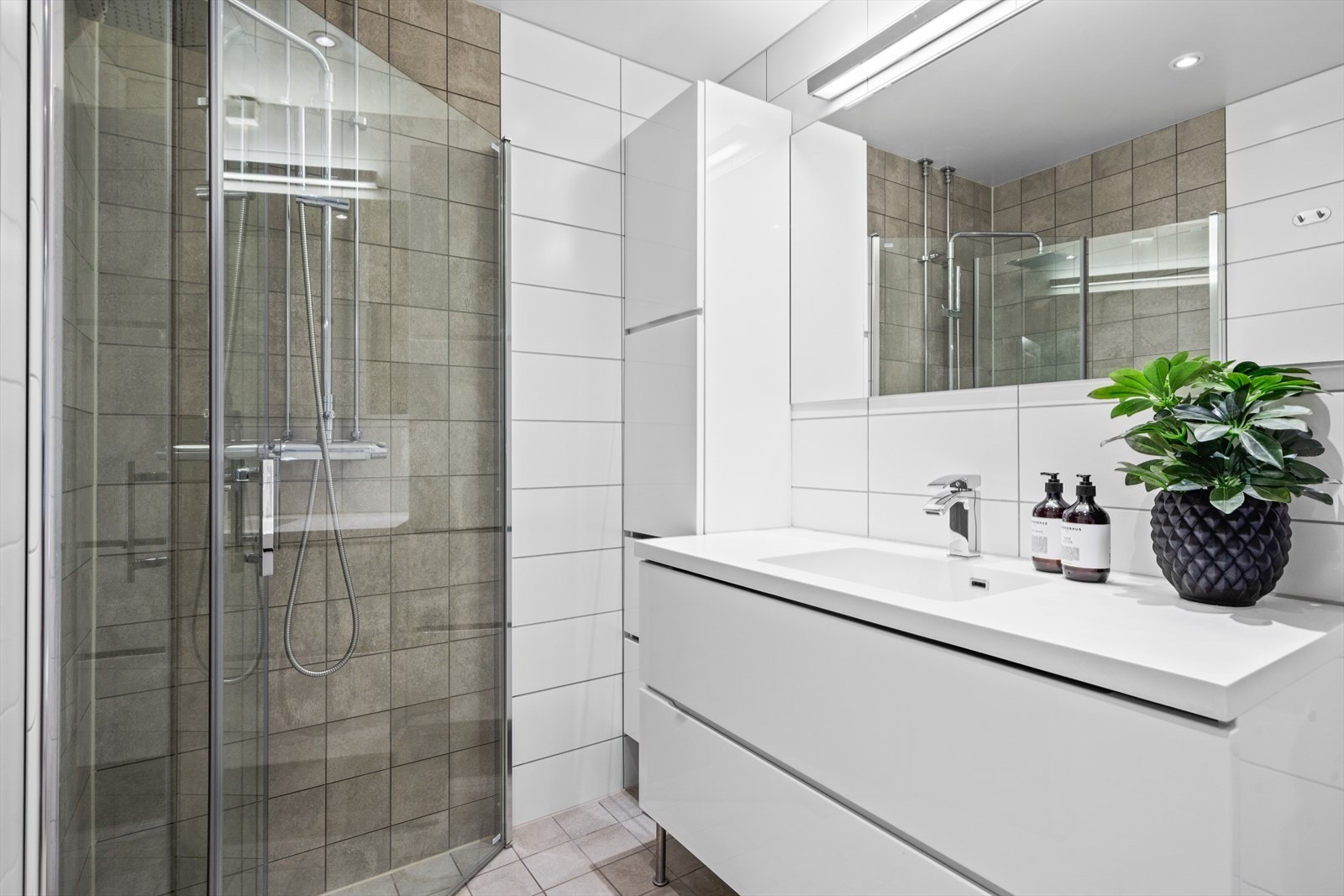 Veggspeil og LED-overlys og godt med skapplass. Hel servantplate i komposittmateriale og skuffer Galleribilde