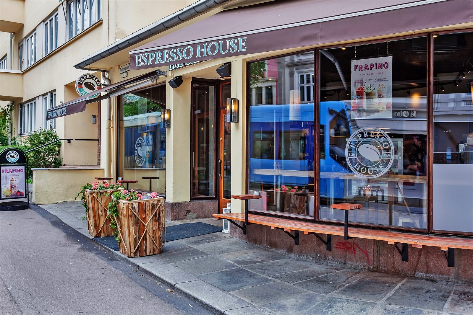 Beliggenheten byr på flere hyggelige og populære kafe-muligheter Galleribilde