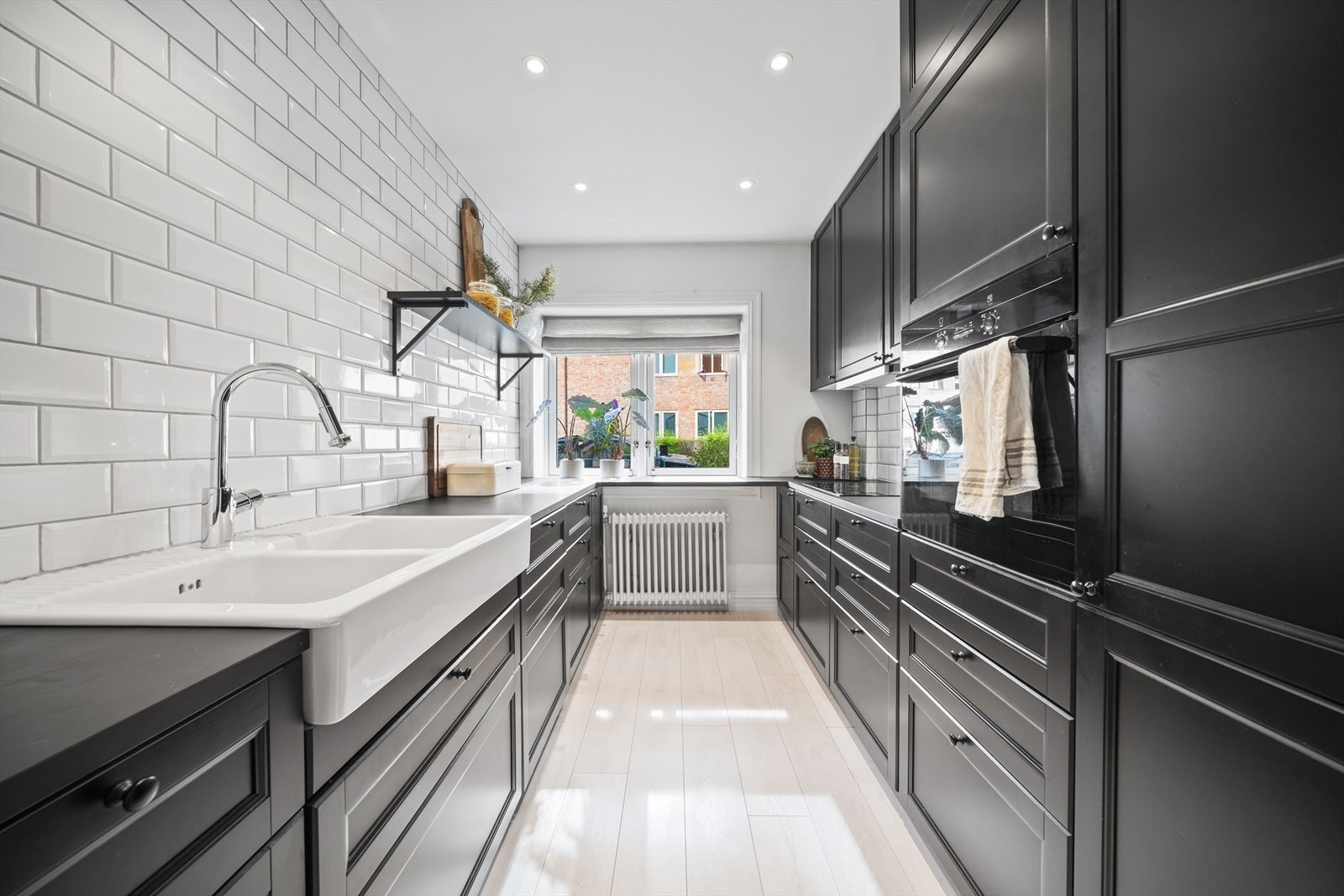 Meget lekkert kjøkken fra 2015 og klikklaminat på gulv fra 2014 Galleribilde