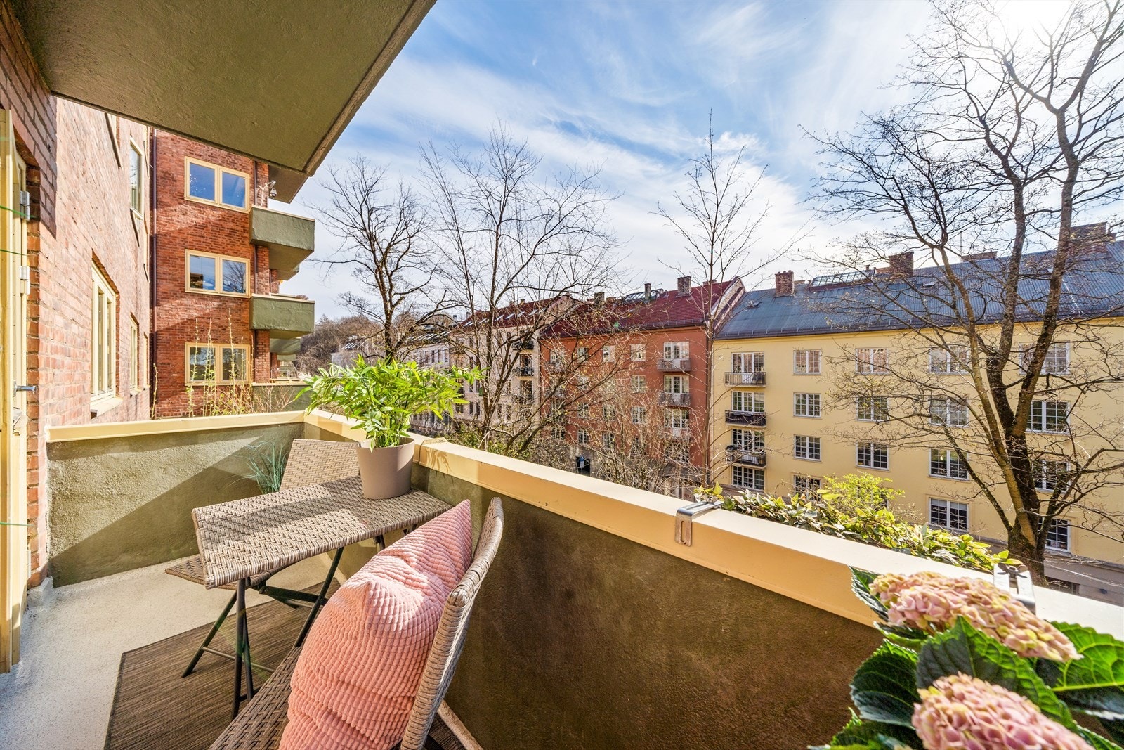 Ihht. eier er det morgen og formiddagssol på balkongen Galleribilde