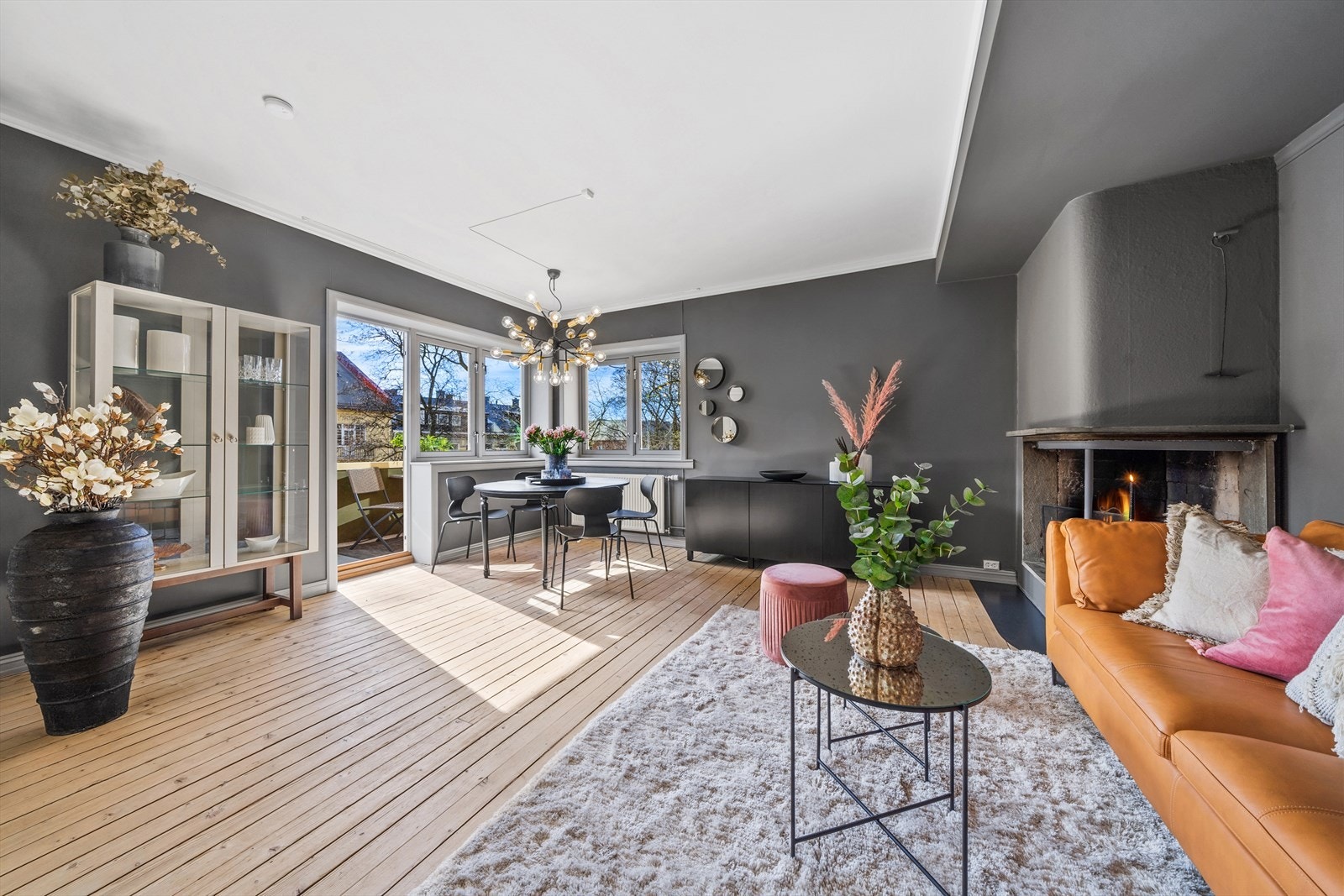 Stuen byr på flere møbleringsmuligheter, og er lys og fin grunnet naturlig lysinnslipp fra to sider Galleribilde