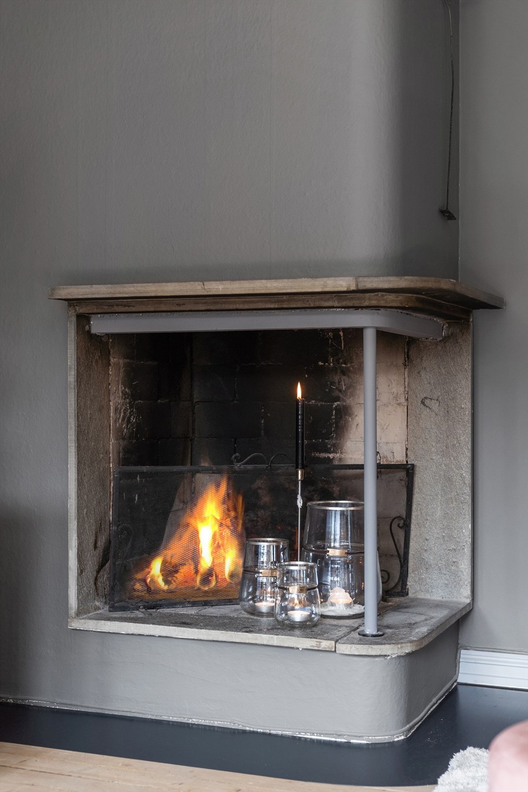 Hyggelig gruepeis i stuen. Pipene i sameiet ble innvendig rehabilitert med innvendige rør i 2014 Galleribilde