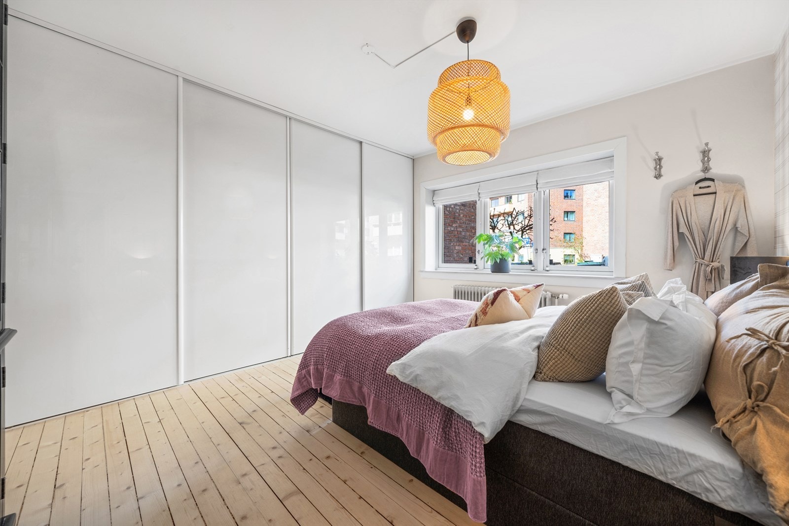 Stor skyvedørsgarderobe til klesoppbevaring Galleribilde