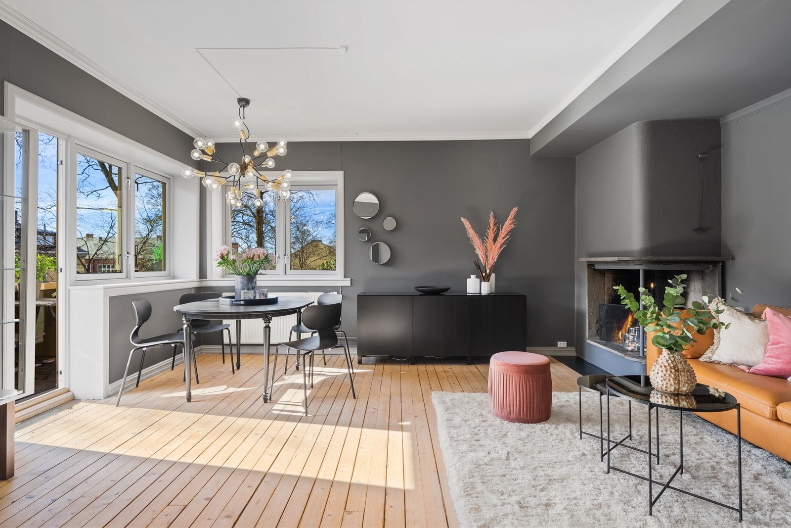 Stuen er av god størrelse og har god plass til både spiseplass og sofakrok Galleribilde