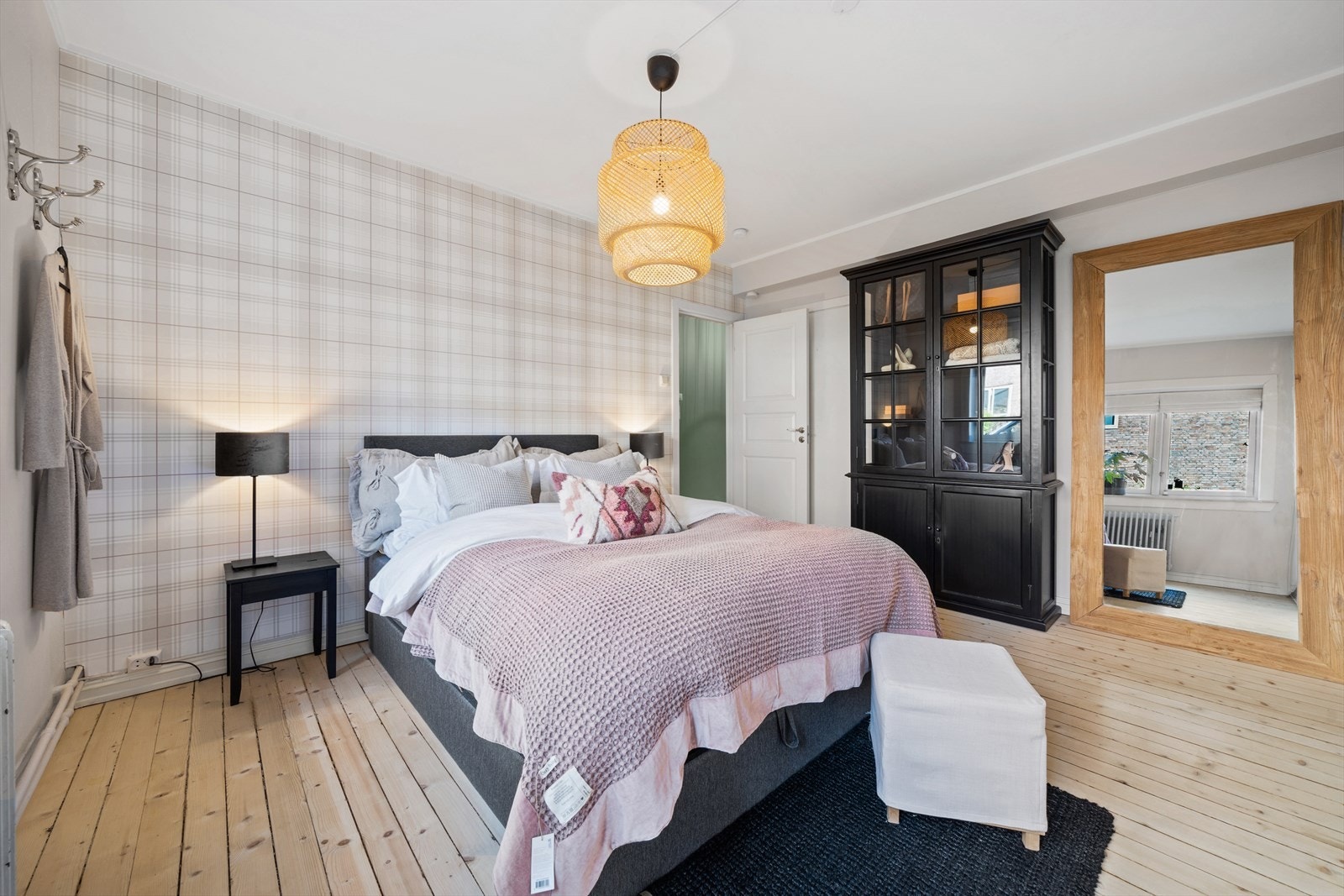 Hovedsoverom med god plass til dobbeltseng og ytterligere ønsket møblement Galleribilde