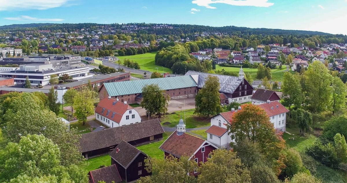 Tveten gård - en liten oase med bygningsmasse helt tilbake fra 1700-tallet Galleribilde
