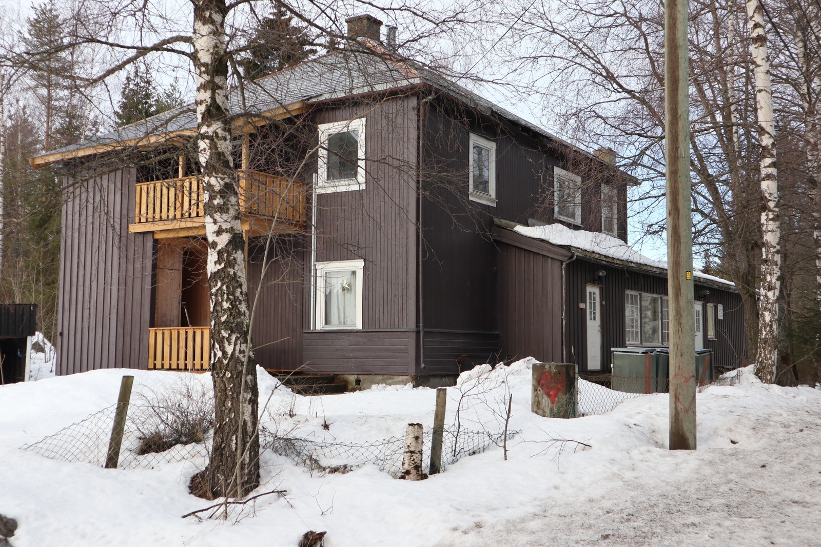 Bygget sett fra innkjøring/E-16. Inngang i 1. etasje, første dør til venstre Galleribilde