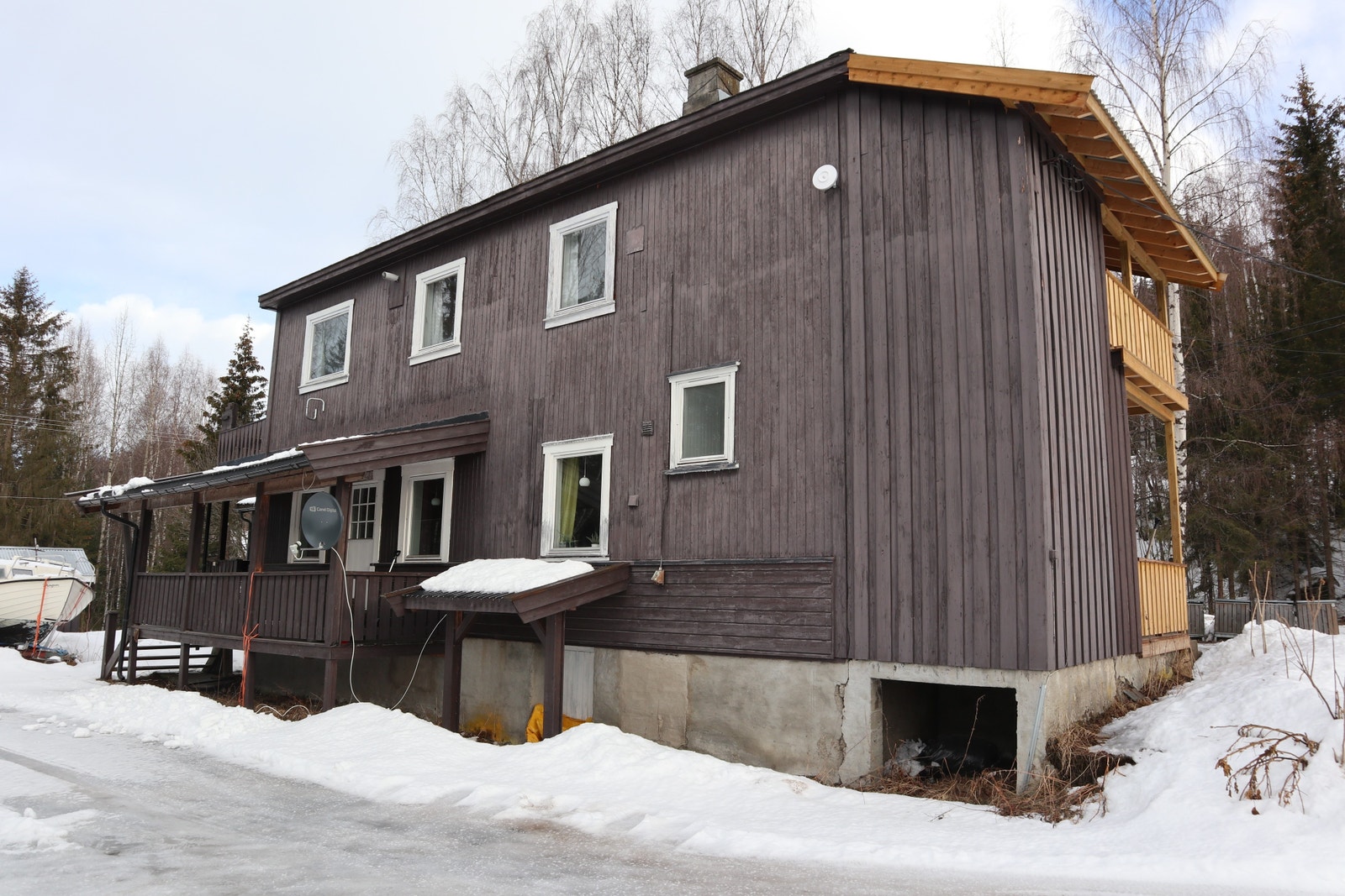 Bygget sett fra bakside/parkering. Leiligheten har terrasse med overbygg. Galleribilde