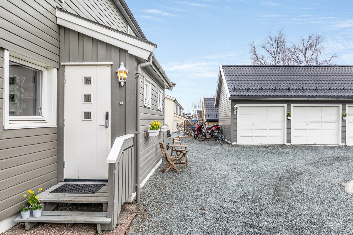 Fasade, entré og garasje. Den midterste garasjen tilhører enheten og er på ca 15m2. Galleribilde