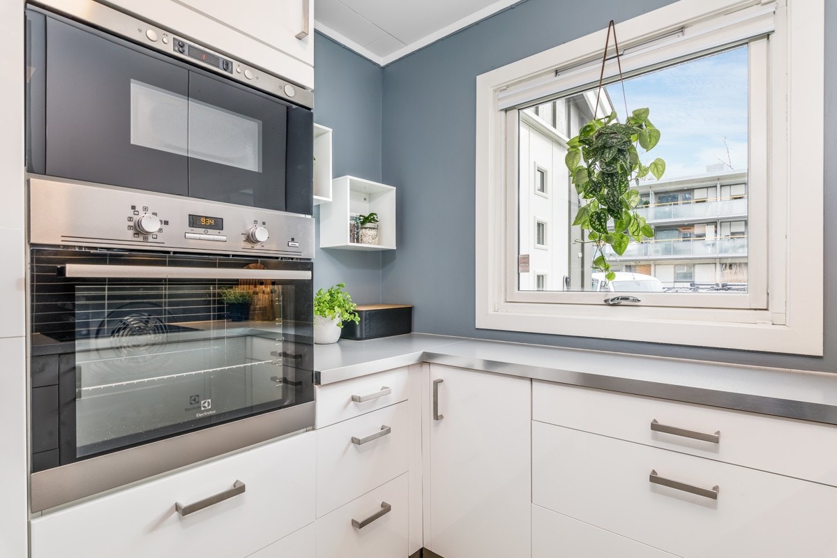 Kjøkken - Godt med skap- og benkeplass. Galleribilde