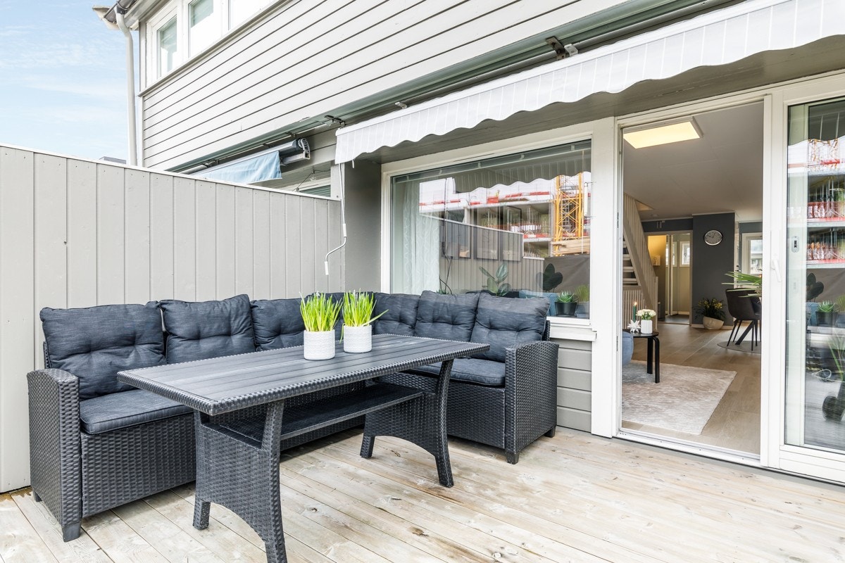 Vestvendt terrasse med gode solforhold. Galleribilde