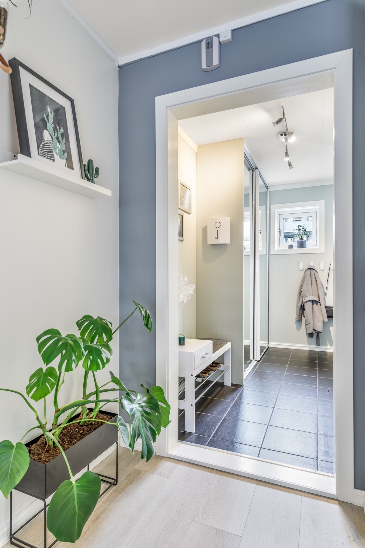 Gang og entré - Praktisk skyvedørsgarderobe. Varmekabler i gulv. Galleribilde