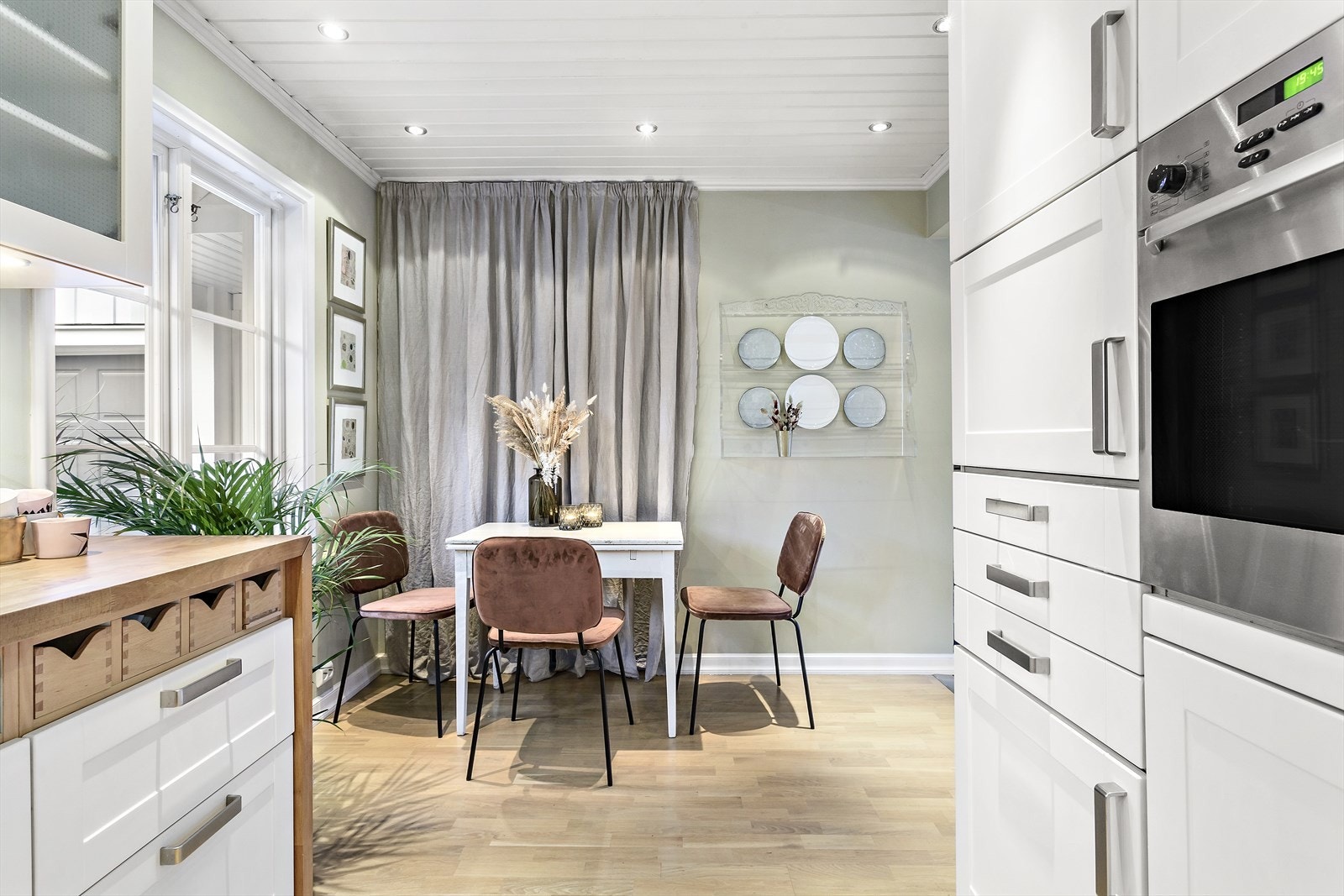 Integrerte hvitevarer fra Miele, bestående av keramisk platetopp, stekeovn, oppvaskmaskin, kjøleskap og fryser. Galleribilde