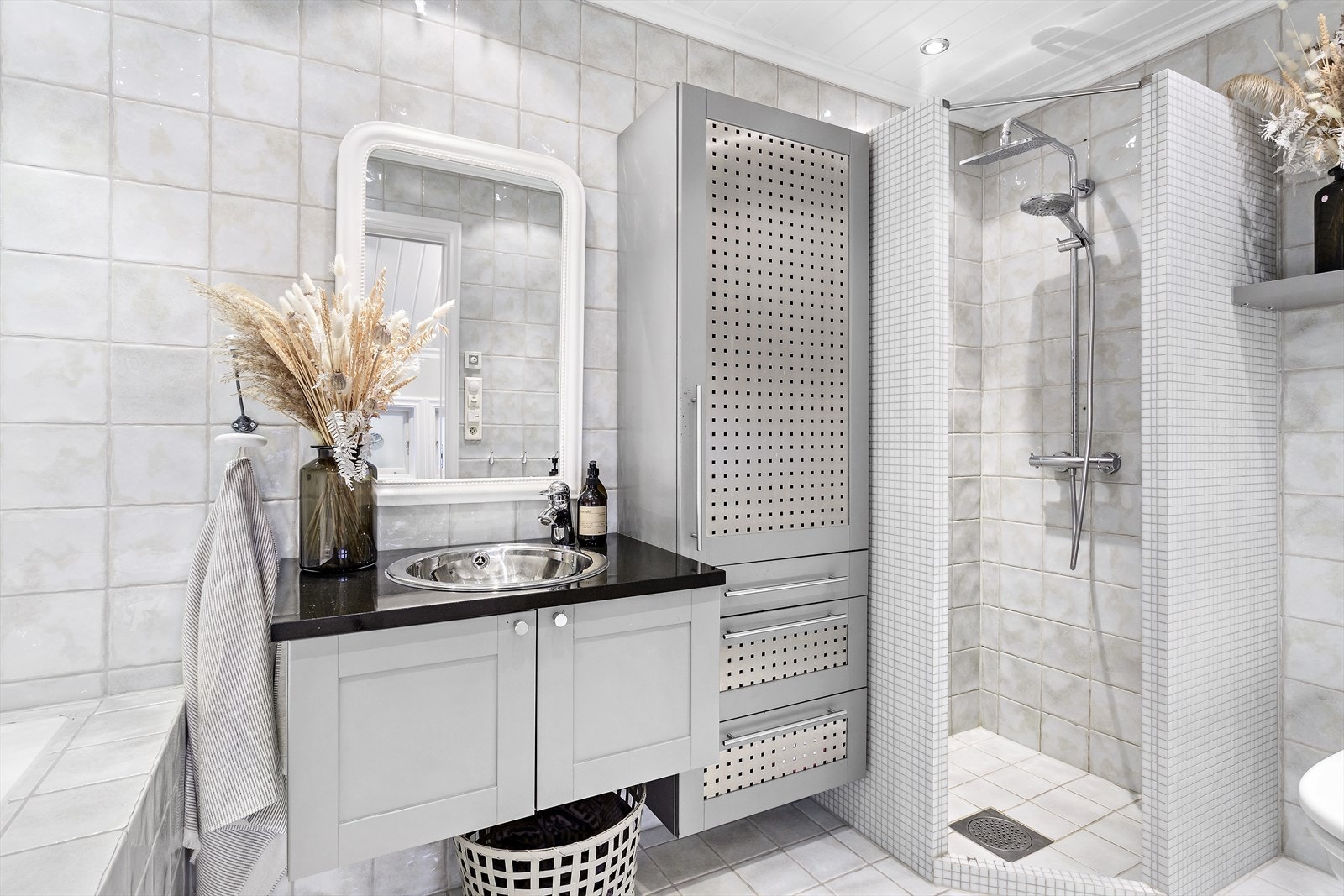 Delikat flislagt bad med badekar og dusjhjørne Galleribilde