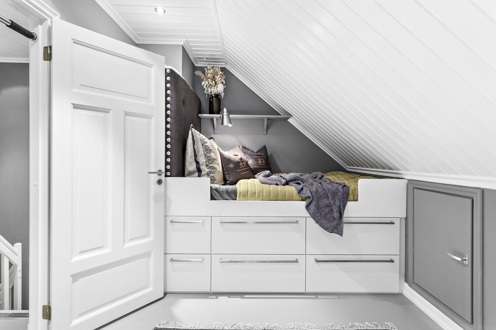 Soverom 2 har plassbygd seng med godt med oppbevaring under, samt inngang til smart kneloft. Galleribilde