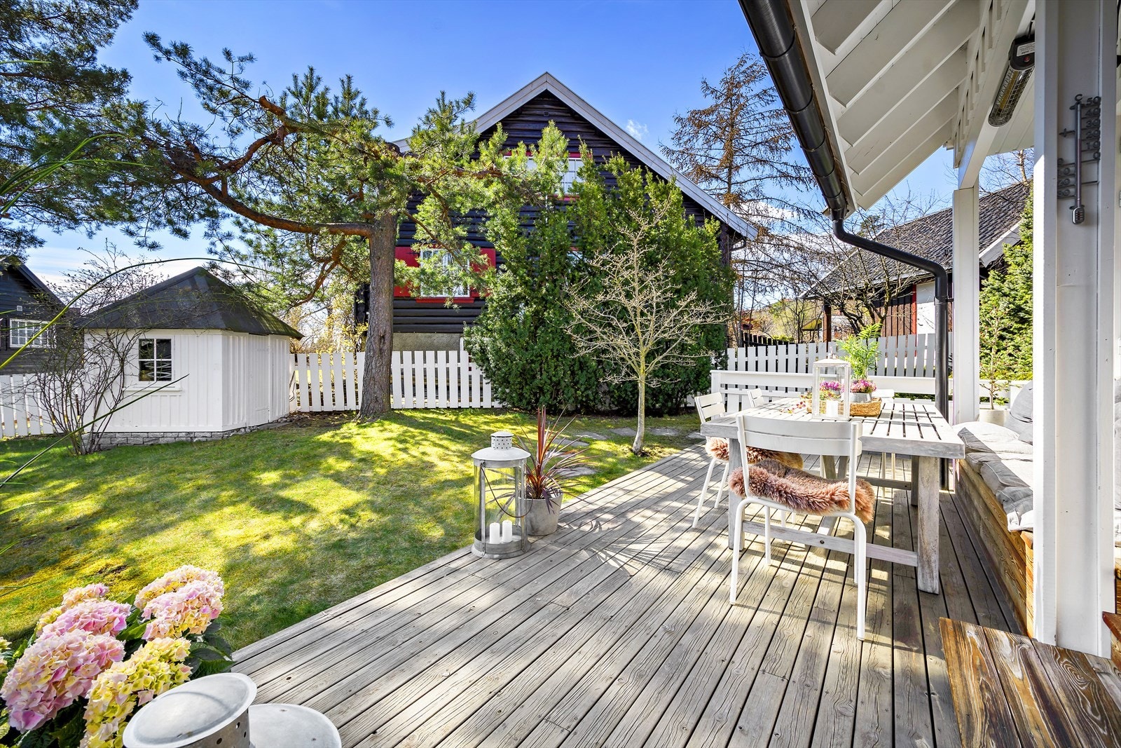 Boligen har sydvendt markterrasse og en frittliggende utebod i hagen Galleribilde