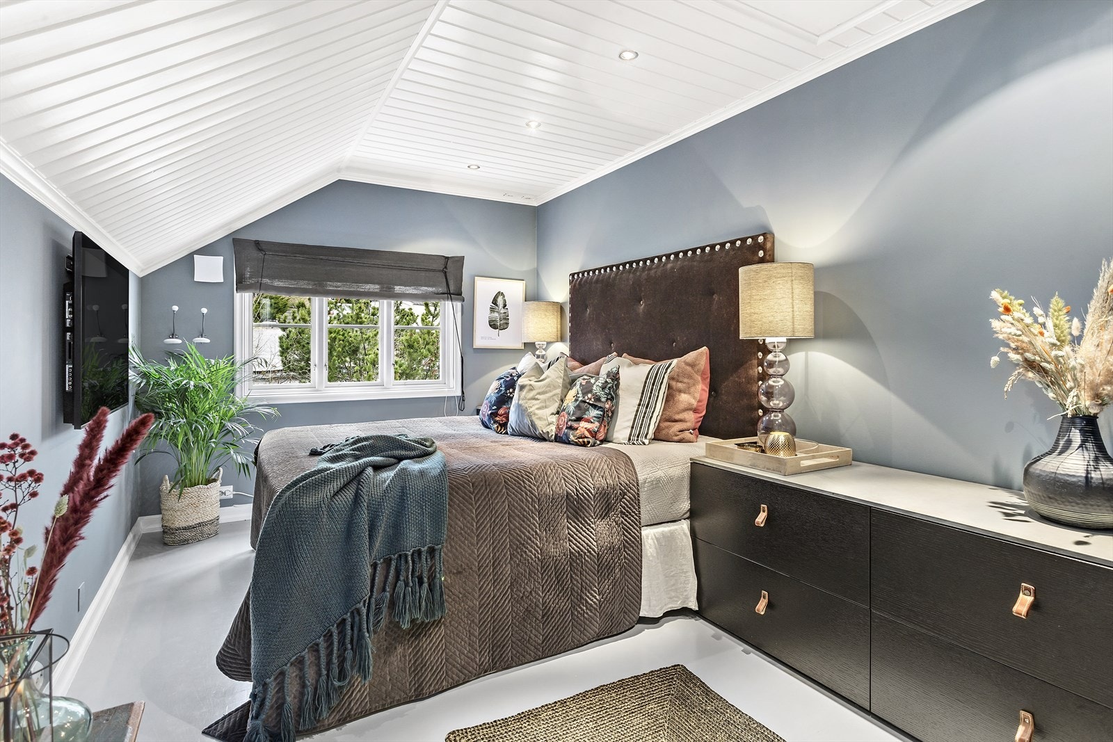 Hovedsoverom av god størrelse med plass til dobbelseng, gardeobeløsning, samt nattbord, kommode e.l Galleribilde