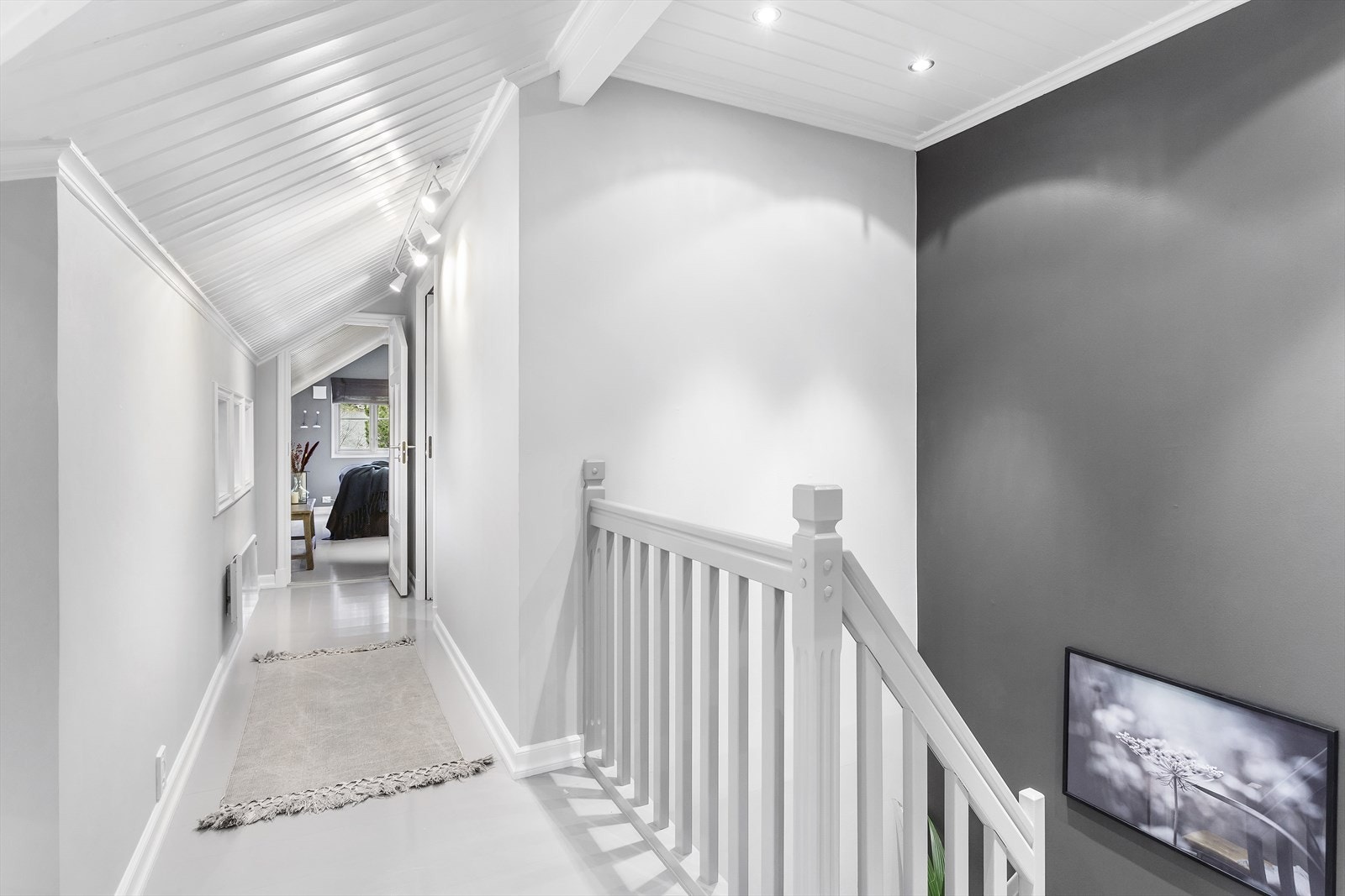 Boligens 2. etasje. Vegger, gulv og tak malt i 2017 Galleribilde