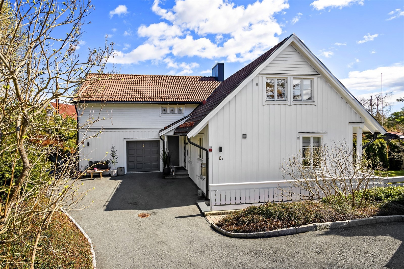 Boligen har godt med parkeringsmuligheter på gårdsplass i tillegg til enkel garasje integrert i boligen. Galleribilde