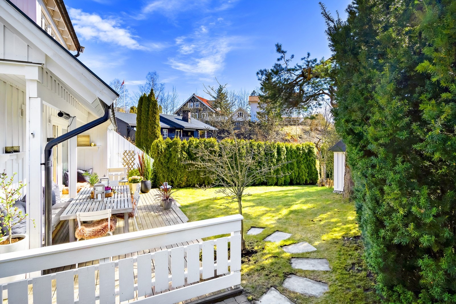 Hyggelig hage med markterrasse på ca. 22,5 m2 Galleribilde