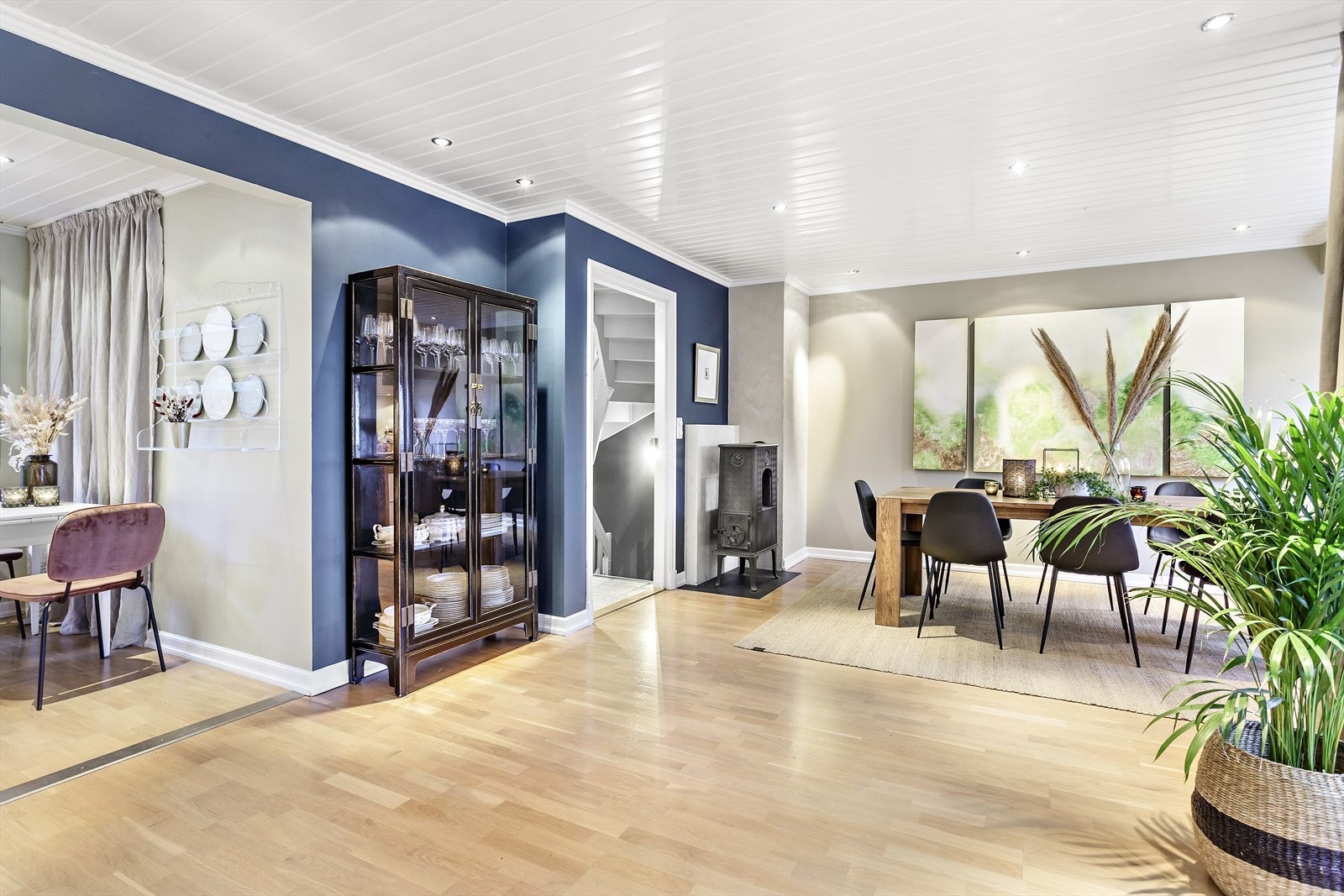 Åpen og luftig stue med peis og god plass til spisebord Galleribilde