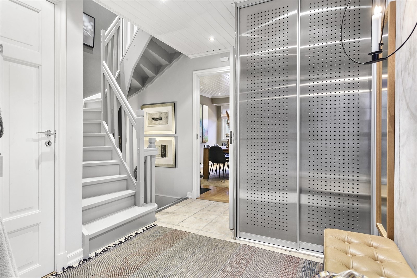 Lys og moderne entré som gir et godt førsteinntrykk av leiligheten. Malt i 2020 Galleribilde