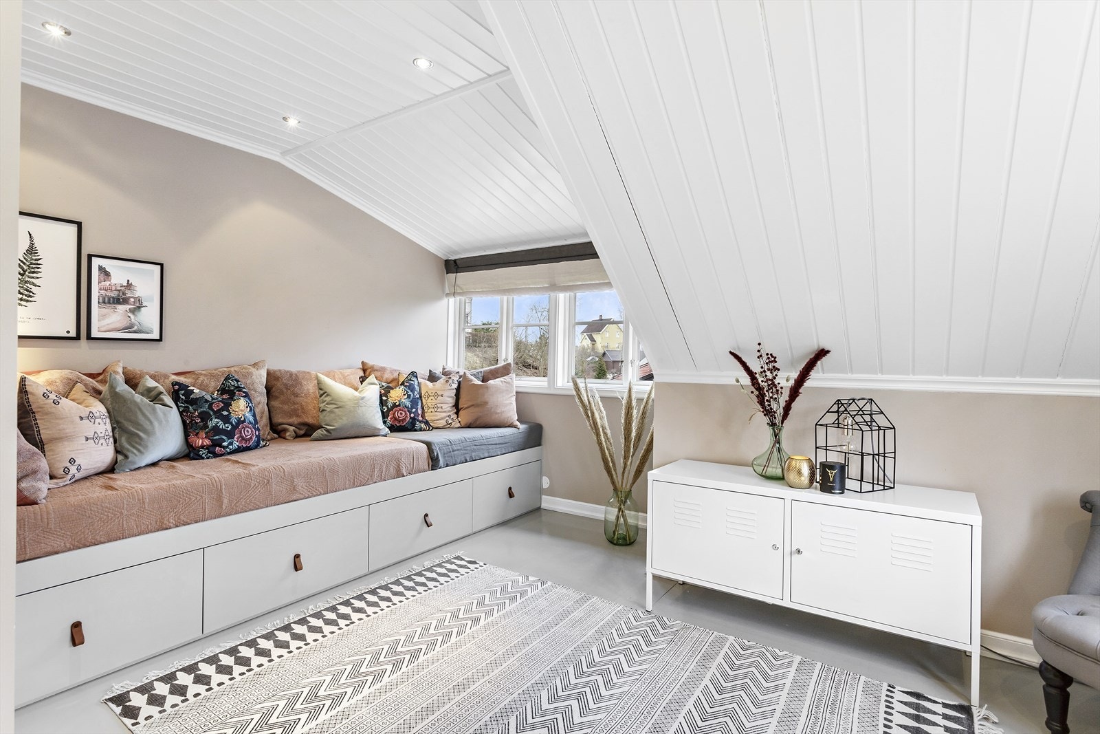 Soverom 3 er malt i duse farger, innebygd seng med oppbevaringsplass, garderobeløsning på ca. 2 m, og plass til skrivebord, kommode e.l Galleribilde