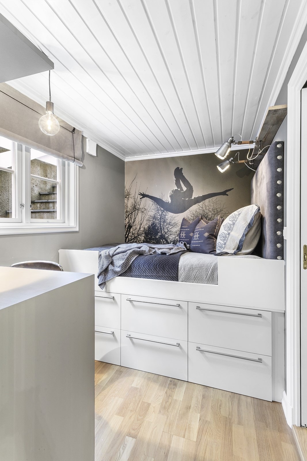 Soverom 4 har plassbygd seng med oppbevaring under, og plass til en liten kommode, skrivebord el. Fra soverommet er det inngang til baderom. Galleribilde